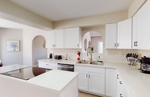 Albuquerque Casa | 》3400sqft w/Heated Pool & Hot Tub, Sleeps 18 & Mtn Views