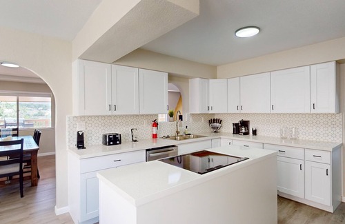 Albuquerque Casa | 》3400sqft w/Heated Pool & Hot Tub, Sleeps 18 & Mtn Views