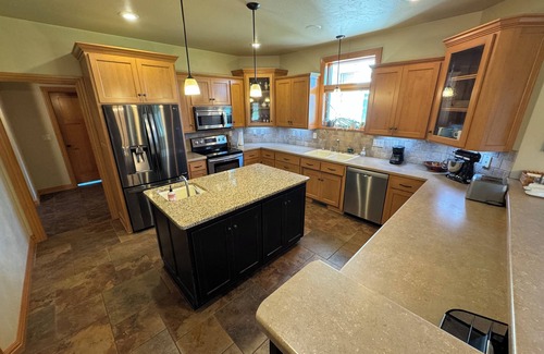 Ledgeview Casa | 3500 sq ft House in quiet neighborhood 15 minutes from Stadium District