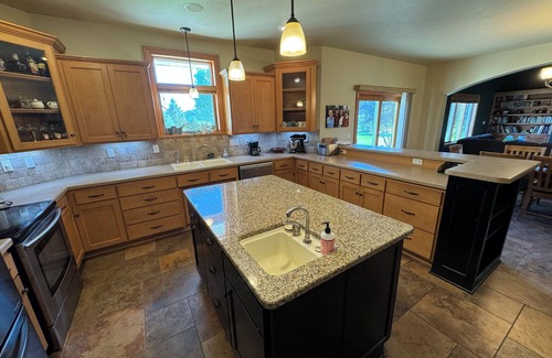 Ledgeview Casa | 3500 sq ft House in quiet neighborhood 15 minutes from Stadium District