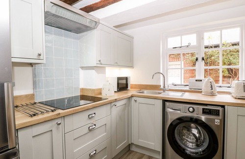 Downton Cabaña | 36 HIGH STREET, pet friendly, with open fire in Downton, Wiltshire