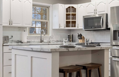 Jeffersonville Casa | 3600SF~Game room~2 Kitchens~Hot Tub~Backyard Games