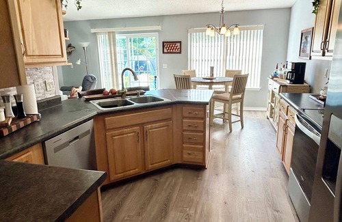 Gulf Breeze Casa | 3B 2bath House in charming Gulf Breeze with private pool and privacy fence.