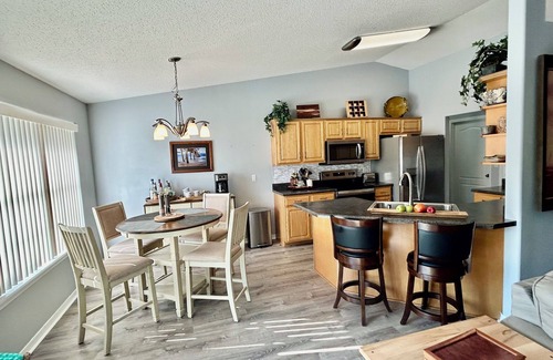 Gulf Breeze Casa | 3B 2bath House in charming Gulf Breeze with private pool and privacy fence.