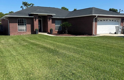 Gulf Breeze Casa | 3B 2bath House in charming Gulf Breeze with private pool and privacy fence.
