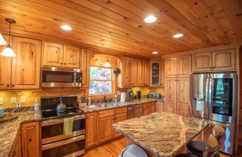 Todd Casa | 3Bd Log Cabin with Views, Hot Tub, Gas Fireplace, Game Room