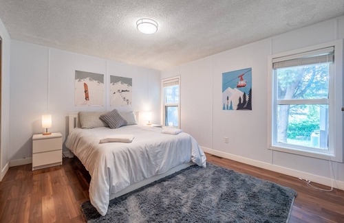 Britannia Beach Casa | 3BD Mountain Cottage Parking Fireplace BBQ