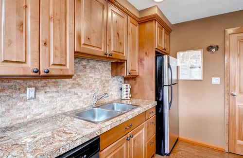Lakeside Village Condominio | 3bdr Condo-master Fireplace, Upgraded Kitchen, Kids Ski Free 3 Bedroom Condo by RedAwning