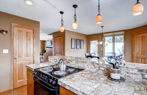 Lakeside Village Condominio | 3bdr Condo-master Fireplace, Upgraded Kitchen, Kids Ski Free 3 Bedroom Condo by RedAwning