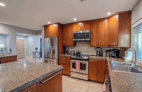 Tami Estates Casa | 3bdr Remodeled, pool resort living & putting Green