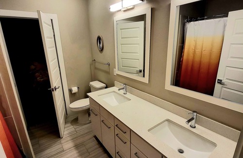 Barker Casa | 3BDRM TOWNHOUSE! 75IN TV...WIFI!
