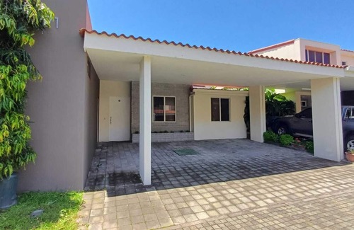 Santa Tecla Casa | 3bedroom Family House in charming Santa Tecla private neighborhood, w/ WiFi, AC