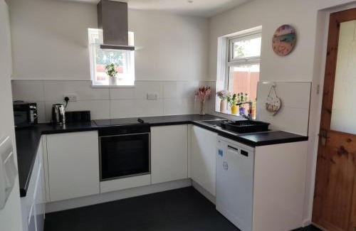 Bournemouth Apartamento | 3bedroom house, CONTRACTORS, garden, parking, Tv, Wi-Fi, close to RB Hospital, JP Morgan, nature reserves, golf courses, beach