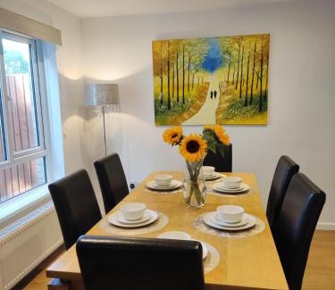 Bournemouth Apartamento | 3bedroom house, CONTRACTORS, garden, parking, Tv, Wi-Fi, close to RB Hospital, JP Morgan, nature reserves, golf courses, beach