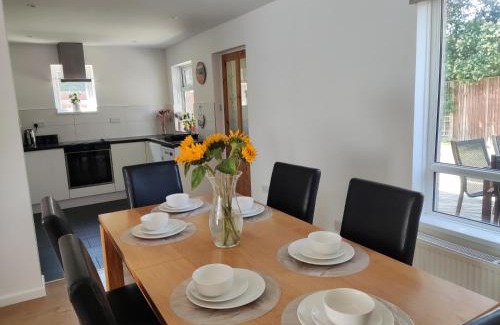 Bournemouth Apartamento | 3bedroom house, CONTRACTORS, garden, parking, Tv, Wi-Fi, close to RB Hospital, JP Morgan, nature reserves, golf courses, beach