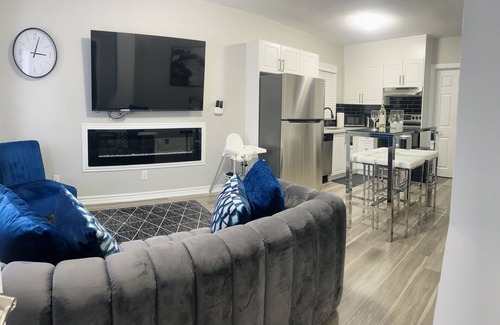 Niagara Falls Casa | 3bedrooms 4 beds. 65" smart tv with Netflix. free parking in Clifton hills.❤️(1)