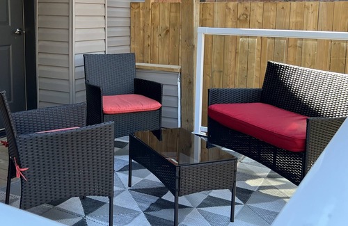 Niagara Falls Casa | 3bedrooms 4 beds. 65" smart tv with Netflix. free parking in Clifton hills.❤️(1)