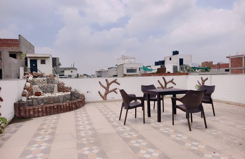 New Delhi Apartamento | 3BHK Apartment,Relaxing Terrace,Greater Kailash-1, M Block Market by HostMyStay