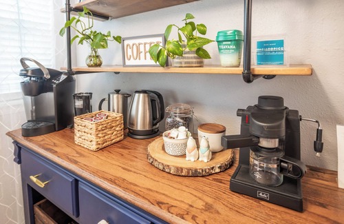 Moore Casa | King, Pet Friendly, WiFi, Fireplace, Fenced Yard, Patio