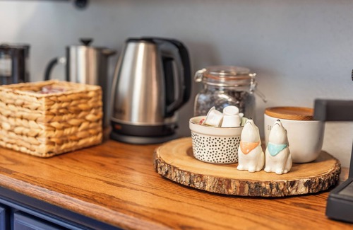 Moore Casa | King, Pet Friendly, WiFi, Fireplace, Fenced Yard, Patio