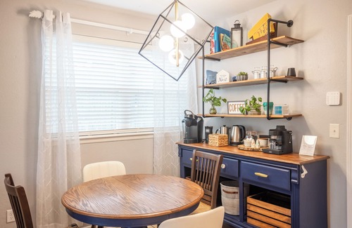 Moore Casa | King, Pet Friendly, WiFi, Fireplace, Fenced Yard, Patio