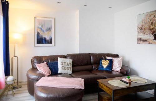 Bramcote Casa | 3BR,1 bathroom,1 shower,CCTV, Secure Free Parking,500Mb-WI Fi,Netflix,Fully Equiped kitchen,Perfect for business trip & Families holiday or working proffesionals-long term just 5 min from M1,10 min to City centre,Garden furniture to Relaxing in the garden