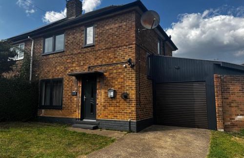 Bramcote Casa | 3BR,1 bathroom,1 shower,CCTV, Secure Free Parking,500Mb-WI Fi,Netflix,Fully Equiped kitchen,Perfect for business trip & Families holiday or working proffesionals-long term just 5 min from M1,10 min to City centre,Garden furniture to Relaxing in the garden