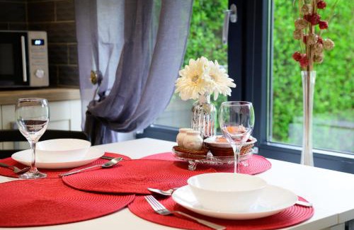Bramcote Casa | 3BR,1 bathroom,1 shower,CCTV, Secure Free Parking,500Mb-WI Fi,Netflix,Fully Equiped kitchen,Perfect for business trip & Families holiday or working proffesionals-long term just 5 min from M1,10 min to City centre,Garden furniture to Relaxing in the garden