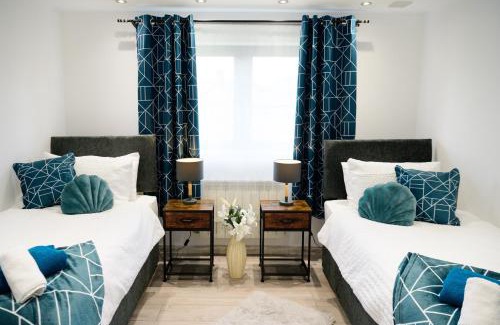 Bramcote Casa | 3BR,1 bathroom,1 shower,CCTV, Secure Free Parking,500Mb-WI Fi,Netflix,Fully Equiped kitchen,Perfect for business trip & Families holiday or working proffesionals-long term just 5 min from M1,10 min to City centre,Garden furniture to Relaxing in the garden