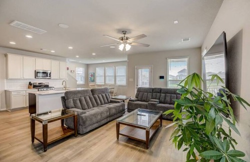 Travis County Casa | 3BR+2.5 BTH Oasis + Pool: F1 & 10M DT & Airport
