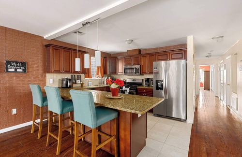 Newark Casa | 3BR/2.5BA Parking Comfort, Style & Convenience