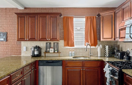 Newark Casa | 3BR/2.5BA Parking Comfort, Style & Convenience