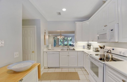St. Simons Island Condominio | 3br/2.5ba. Views of the Hampton River. Walk to Hampton Point Marina