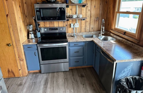 Thayerville Casa | 3BR/2.5BT Ranch, Bring Fido, Hot Tub, Fireplace, Central Location, Lake Access