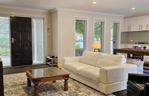 Campbell Casa | 3BR/ 2BA/ 2CAR Garage+/Duplex in Central Canberra/ near Airport/War Memorial etc