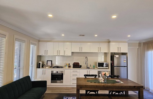 Campbell Casa | 3BR/ 2BA/ 2CAR Garage+/Duplex in Central Canberra/ near Airport/War Memorial etc