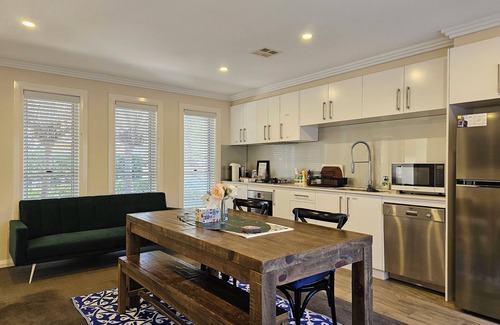 Campbell Casa | 3BR/ 2BA/ 2CAR Garage+/Duplex in Central Canberra/ near Airport/War Memorial etc