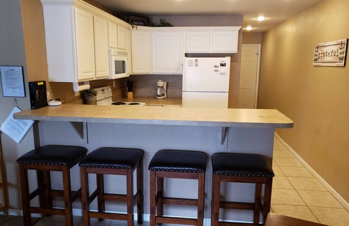Camdenton Condominio | 3br, 2Ba condo - ¡Salir al lago! Fácil acceso a la autopista, pero en el agua.