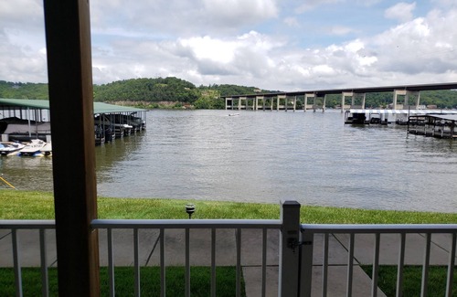Camdenton Condominio | 3br, 2Ba condo - ¡Salir al lago! Fácil acceso a la autopista, pero en el agua.