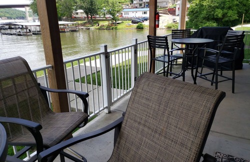 Camdenton Condominio | 3br, 2Ba condo - ¡Salir al lago! Fácil acceso a la autopista, pero en el agua.