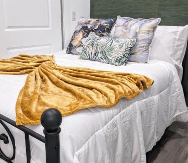 North Philadelphia West Apartamento | 3BR-2BA Luxurious Green Oasis Private Backyard Patio