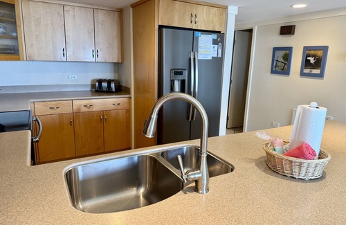 Briarcliffe Acres Condominio | South Tower Espectacular vista al sur, pisos de madera nuevos, preciosas cocinas y baños.