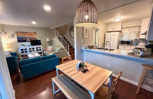 Swan Canyon Apartamento | 3BR/3BA Coastal themed Townhome w/ Private parking! Centrally located! Patio/BBQ