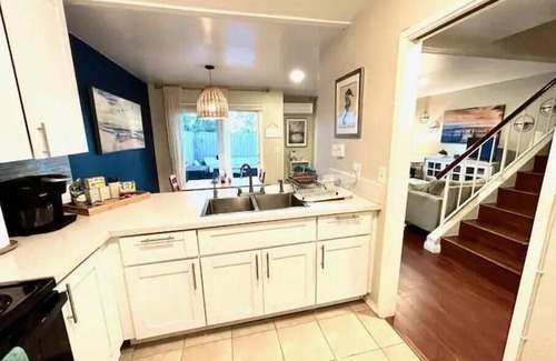 Swan Canyon Apartamento | 3BR/3BA Coastal themed Townhome w/ Private parking! Centrally located! Patio/BBQ