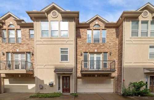 Washington Ave./ Memorial Park Casa | 3BR 3Ba Home l Spacious l Walkable l Washington Ave