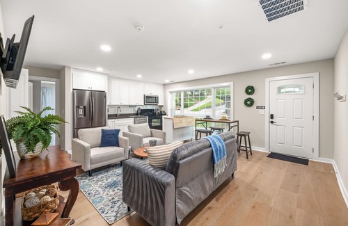 Gainesville Apartamento | 3BR/3BA Newly Built, 5 min to square. Pet+, Full Kitchen, Washer/Dryer, 15+ days