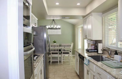Fresno Casa | 3BR/3BA, Pool, Daybed, Outdoor BA/Shower & Netflix