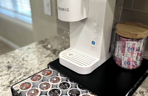 Fresno Casa | 3BR/3BA, Pool, Daybed, Outdoor BA/Shower & Netflix