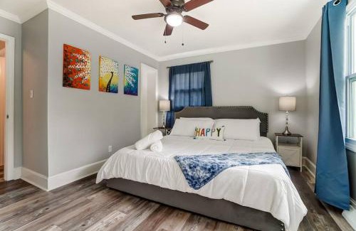 Starmount Casa | 3BR Charlotte Getaway, Hot Tub & Mini Golf Fun