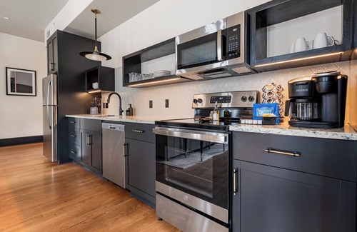 Central Business District Hotel | 3BR City Views: Walk to French Quarter | The Mayfair